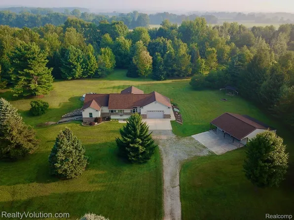 5885 Skyview Dr, Imlay City, MI 48444