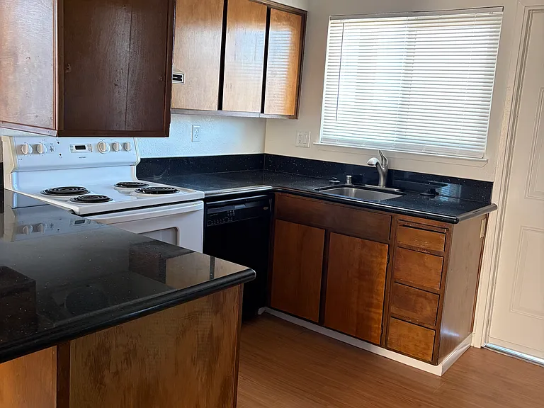 1851 Harrison St #8 — Photo 3
