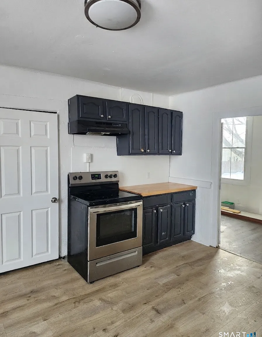 4 bed, 1.0 bath, 1114 sqft, $2,350 — Photo 2