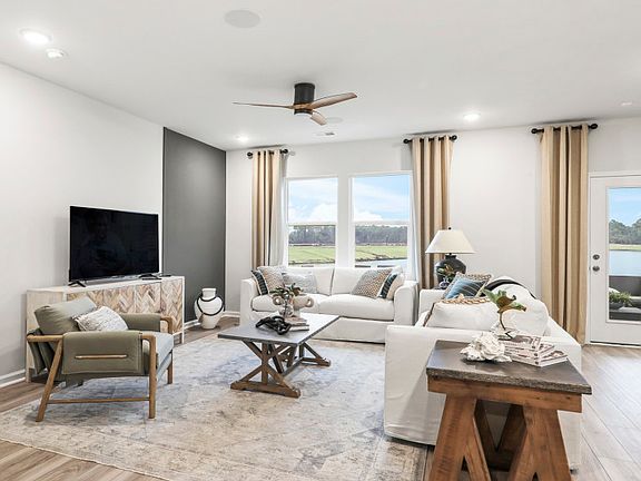 Entertain guest in the spacious Starling gathering room.