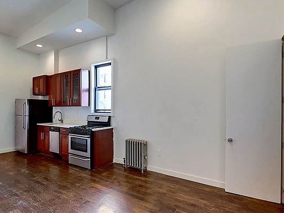 2nd image of 886 Franklin Ave #3R
