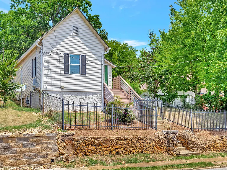 509 W Bell Ave — Photo 3