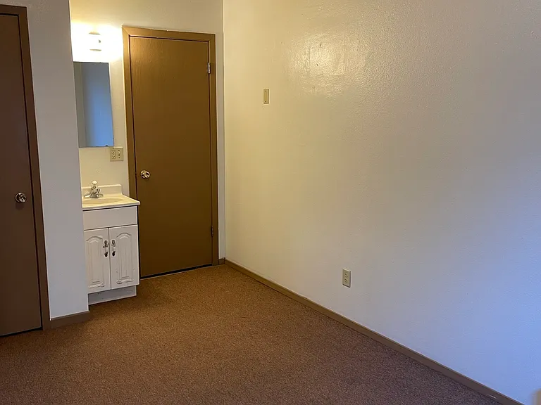 716 E Burlington St — Photo 17
