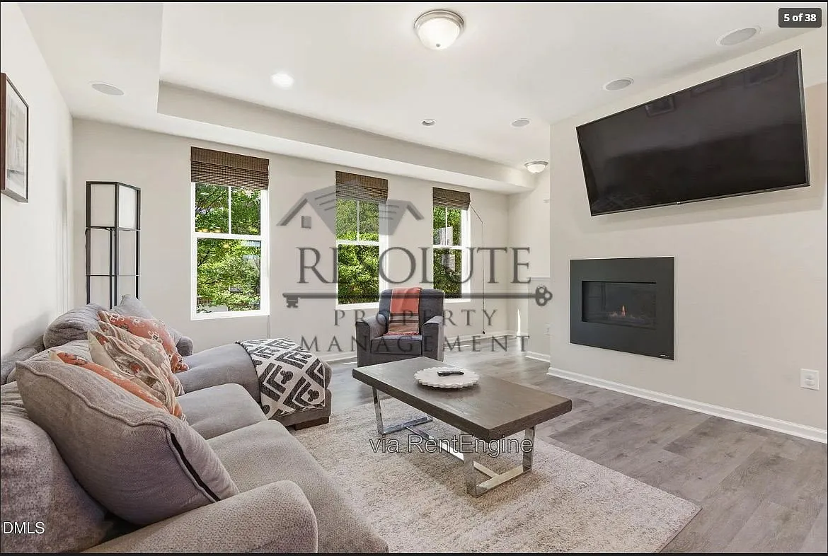 3 bed, 3.5 bath, 1748 sqft, $2,050 — Photo 4
