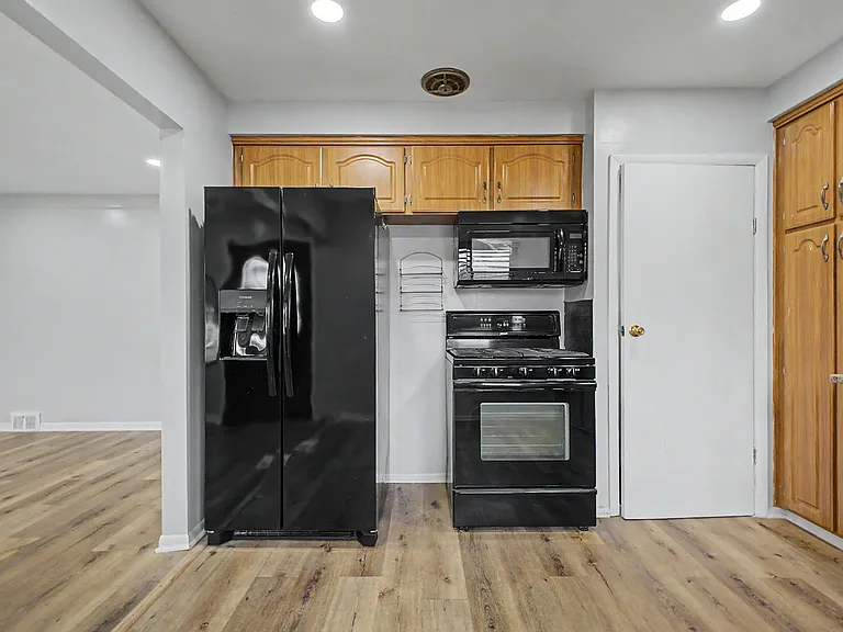 24315 Currier St — Photo 13