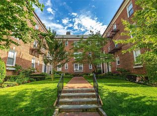 8 Welwyn Rd APT 3B, Great Neck, NY 11021