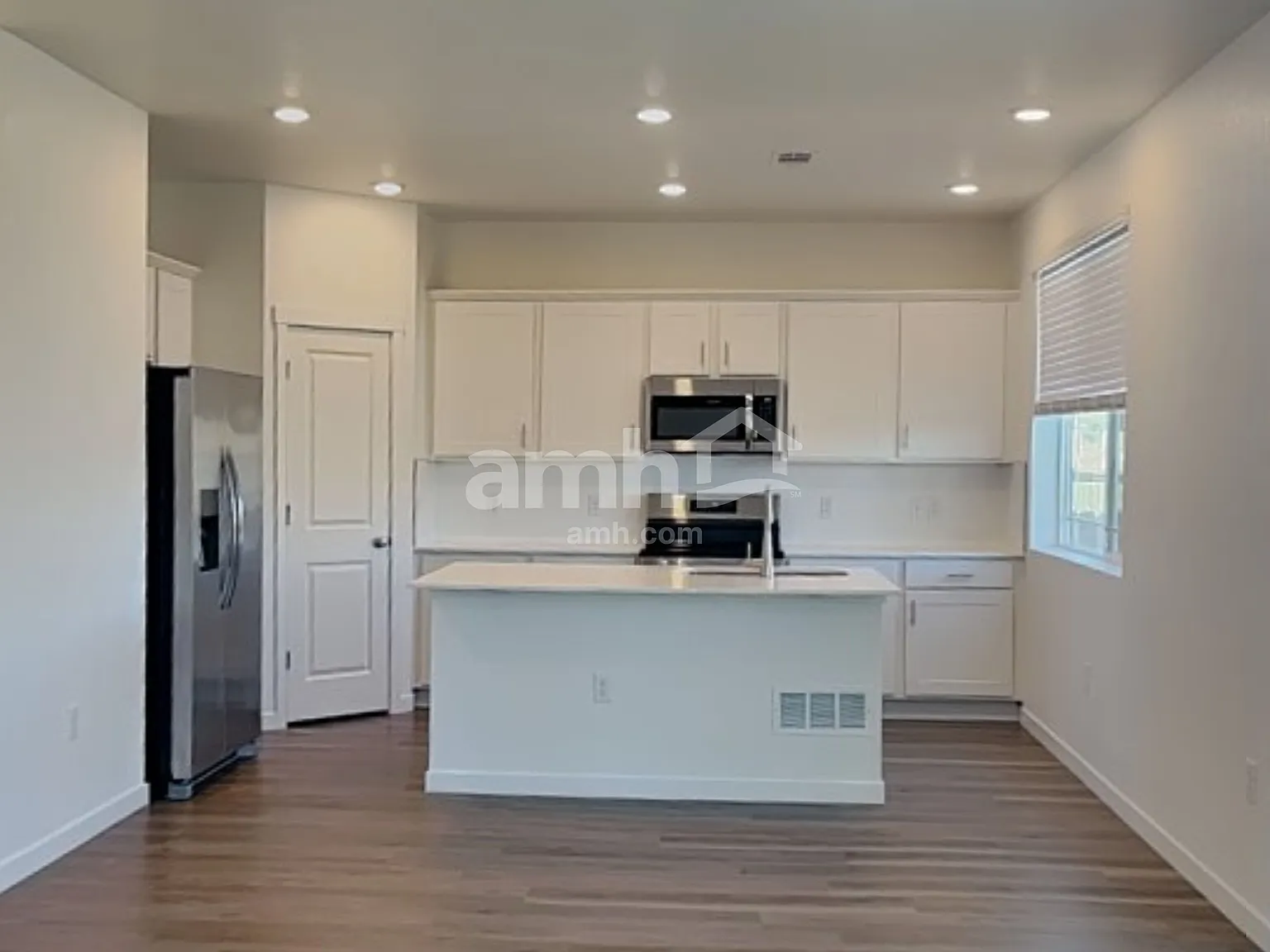 4 bed, 2.5 bath, 2011 sqft, $3,360 — Photo 3