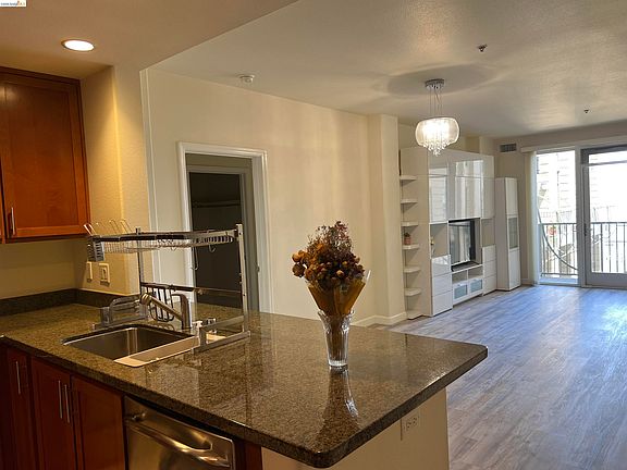 5th image of 423 7th St Unit 313