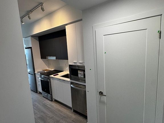 4th image of 5105 Hurontario St #2809