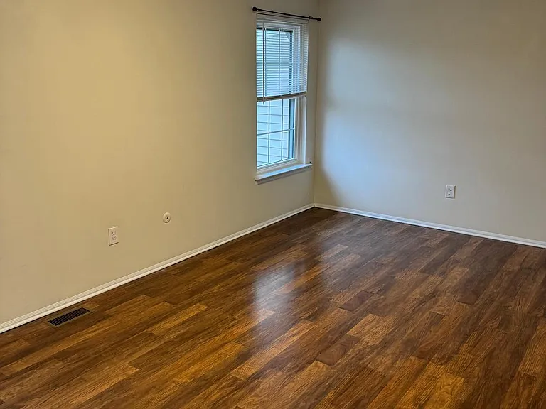 204 Livingston Ct — Photo 15