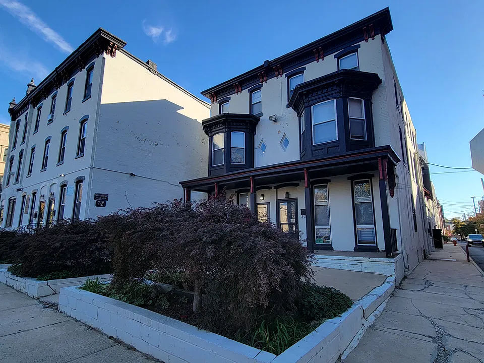 919 Corinthian Ave #8