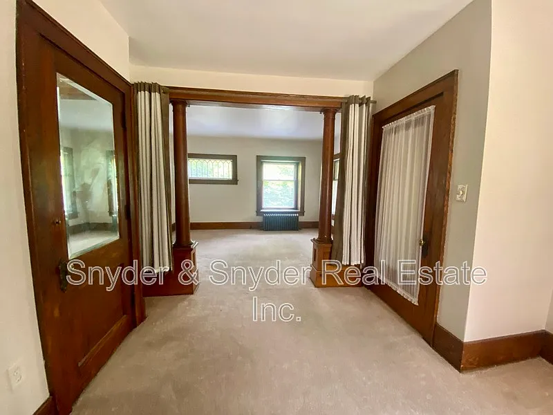 5 bed, 2.0 bath, 2222 sqft, $1,595 — Photo 4
