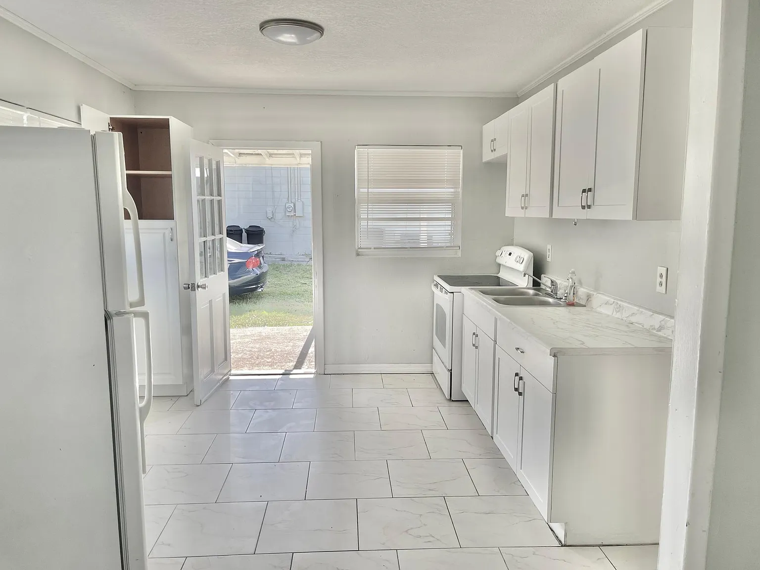 2967 Larson St — Photo 3