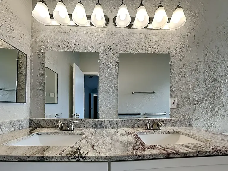 7701 Seascape Dr — Photo 2