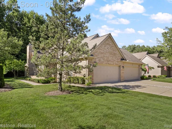 16981 Sandstone Cir #74, Macomb, MI 48042