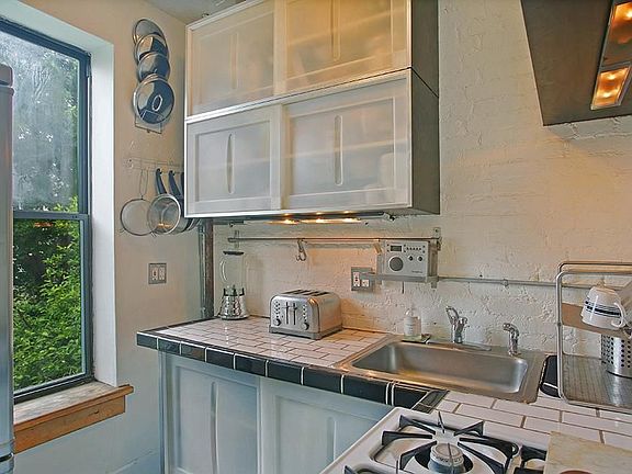 5th image of 240 Baltic St APT 6