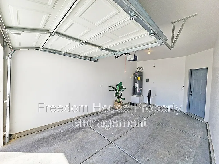 384 Erin St — Photo 22