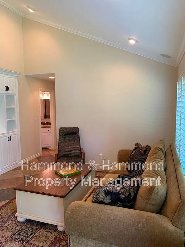 3 bed, 2.0 bath, 1028 sqft, $4,495 — Photo 4