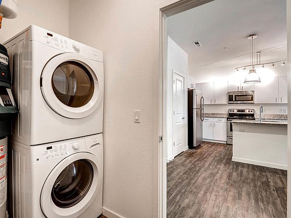 5th image of 2603 Curtis St #302