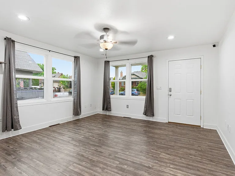 554 E Bridgeport Ave — Photo 11