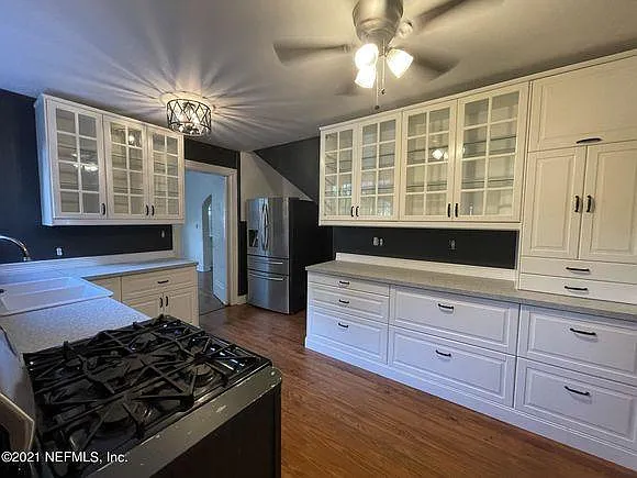 323 N Walnut St — Photo 4