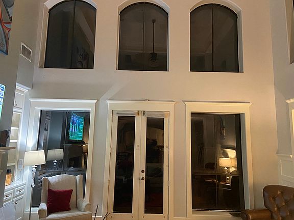 Large Windows with natural light and Solar Screens