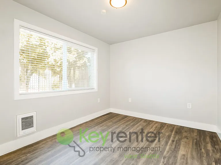 931 N 104th St — Photo 14