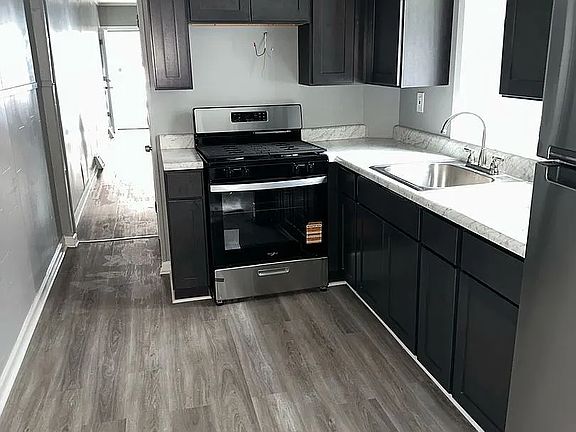 3rd image of 838 Beatty St