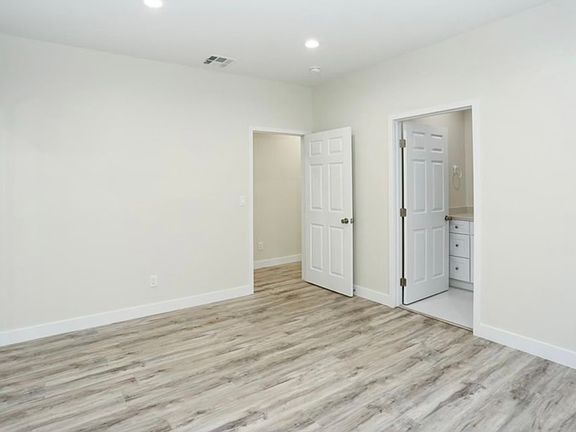 3rd image of 10922 Mather Ave