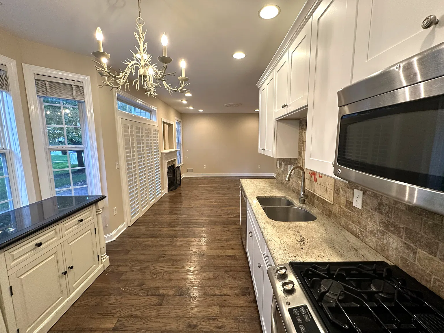 3 bed, 2.5 bath, 1906 sqft, $3,900 — Photo 3