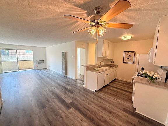 2nd image of 11033 Moorpark St #106