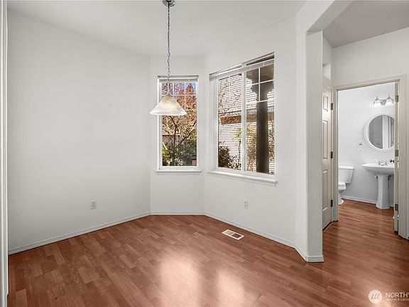 4th image of 608 Chelan Place NE #C