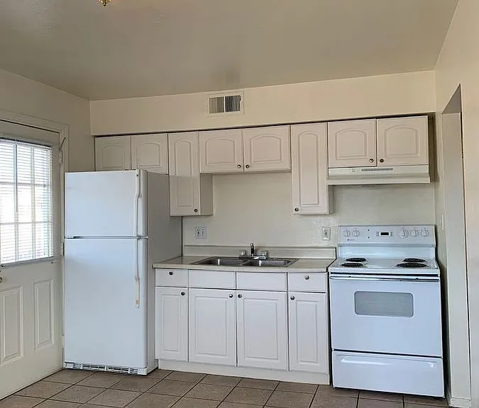 370 Atrisco Dr SW #12 — Photo 7
