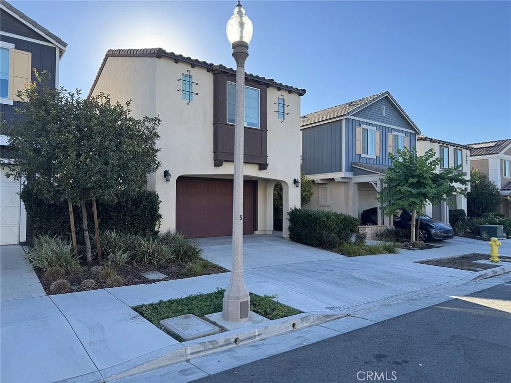 4 bed, 2.5 bath, 2172 sqft, $3,650 — Photo 2