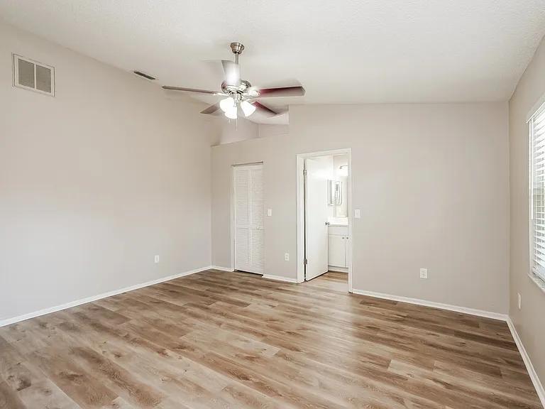 914 Axlewood Cir — Photo 12