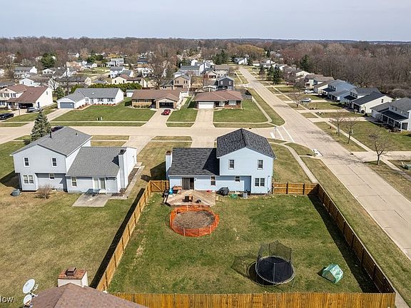 3rd image of 872 Lakeview Dr