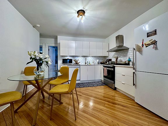 3rd image of 22 Linden St Floor 1