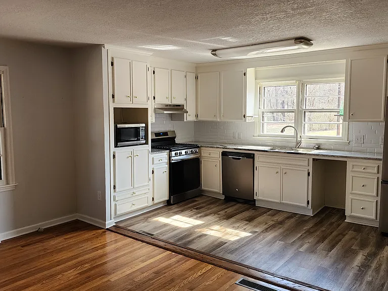 187 E Walnut St — Photo 12