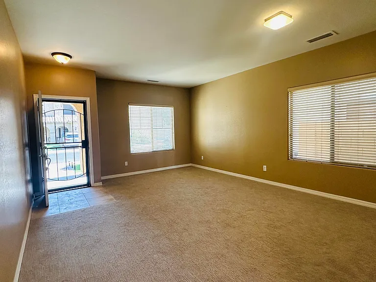 2138 W Marconi Ave — Photo 3