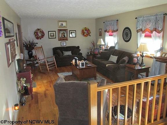 3rd image of 209 Oak Dr