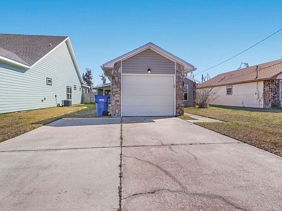 Driveway/Garage