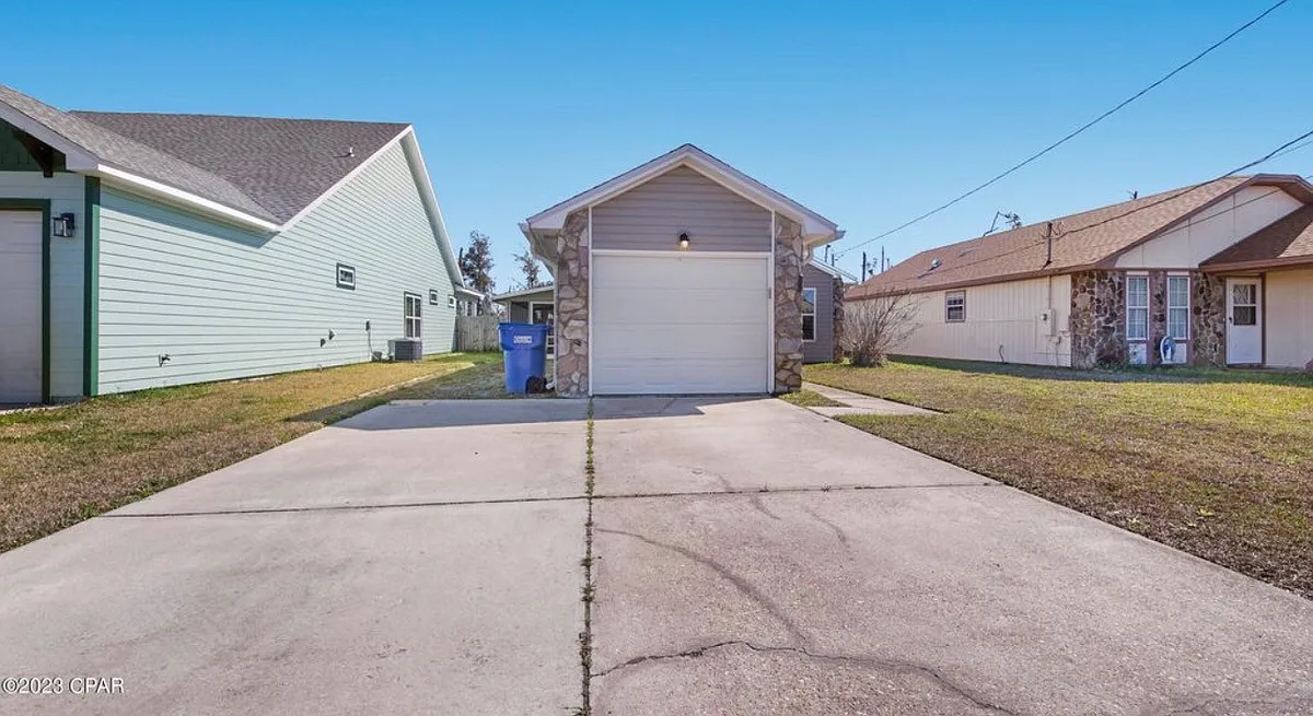 Driveway/Garage - 105 Christie Ln
