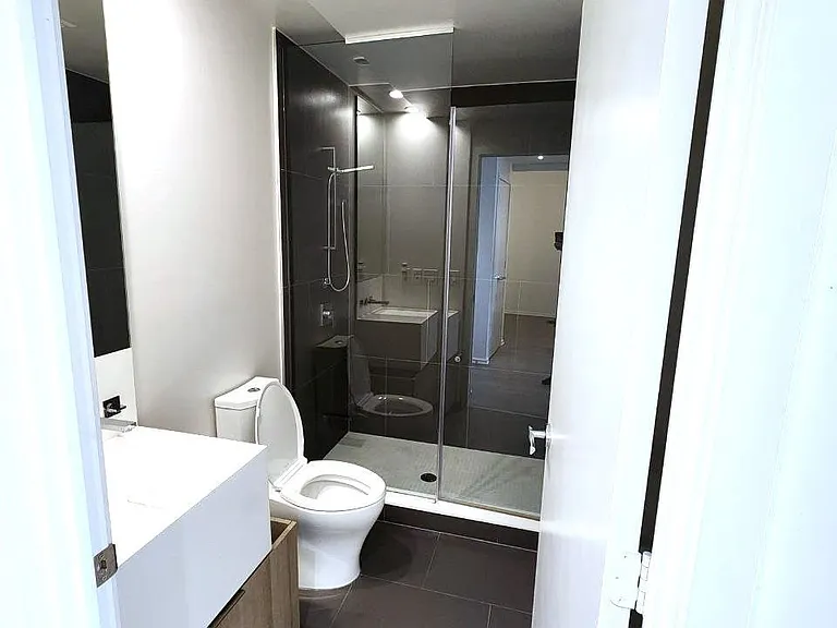 1 Bloor St E #5210 — Photo 23