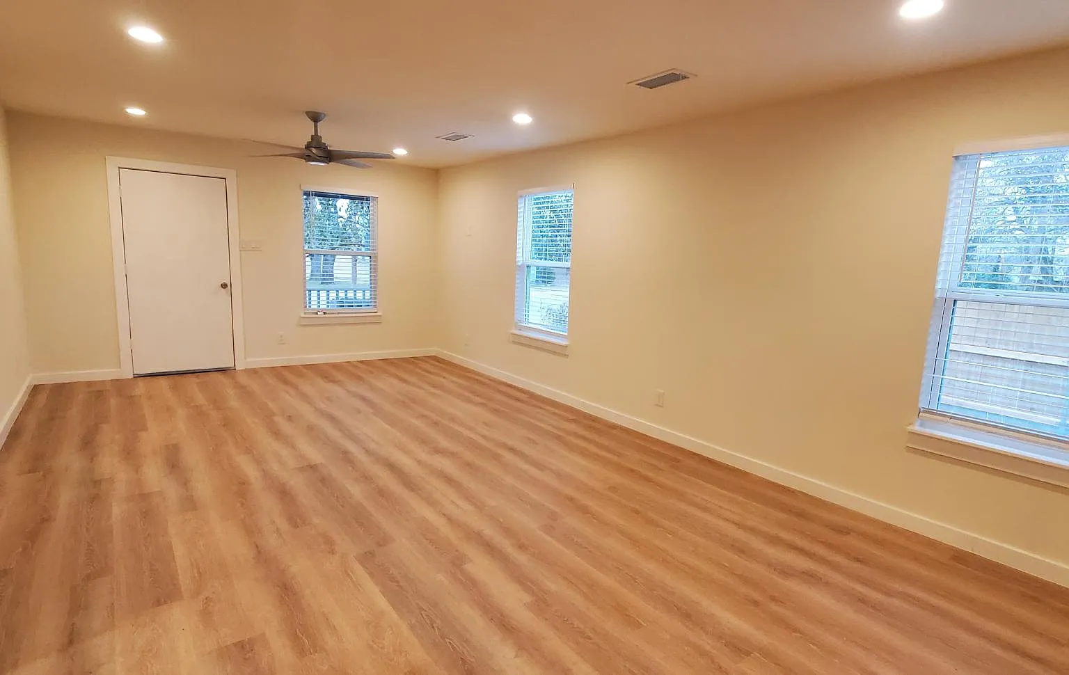 3203 N Winnetka Ave — Photo 3