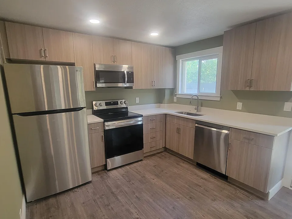 Brand new modern kitchen cabinets with brand new appliances!