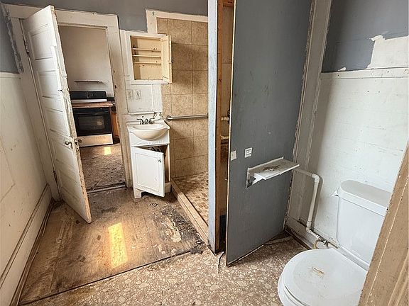 5th image of 202 E Fordyce Ave