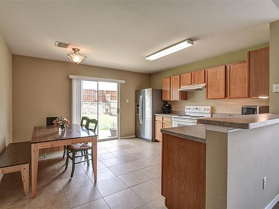 5th image of 608 Sumter Dr