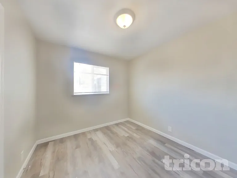 1126 W Ovington St — Photo 12