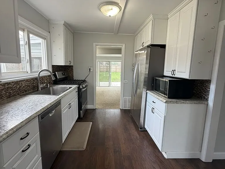 2209 Douglas Ave — Photo 6