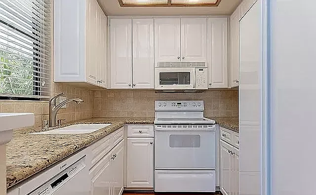 2 bed, 1010 sqft, $3,895 — Photo 3